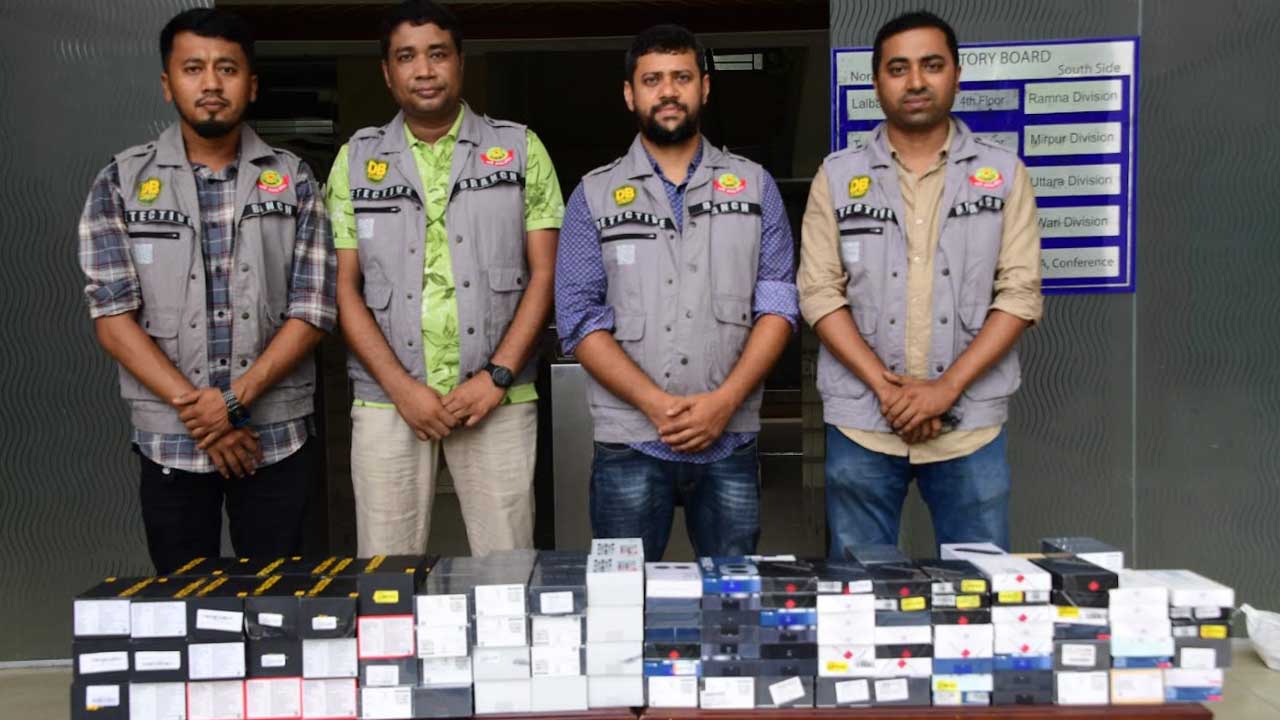 ৩৪৭টি মোবাইল ফোনসহ চোরাকারবারি চক্রের এক সদস্য গ্রেপ্তার