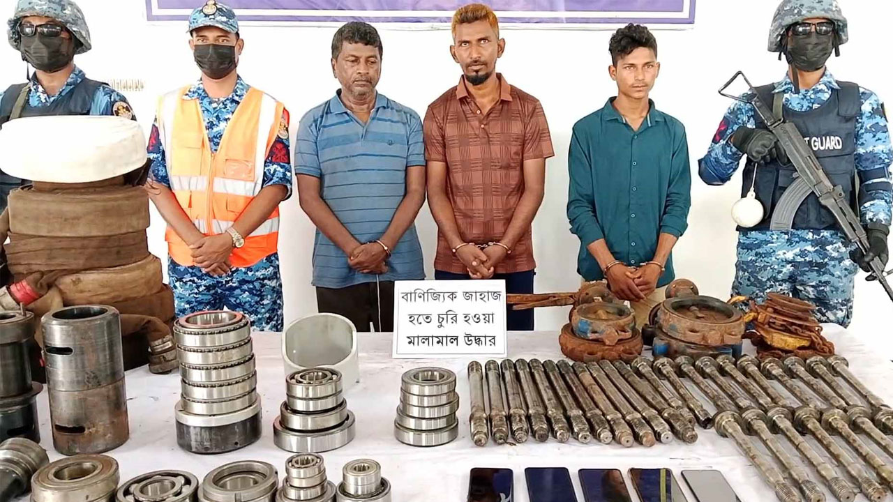 মোংলায় জাহাজের চুরি যাওয়া মালামালের কিছু উদ্ধার