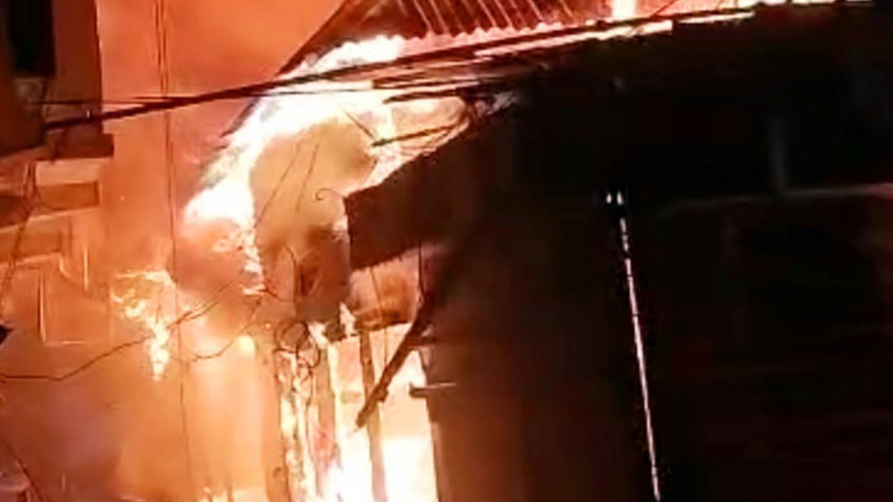 মুন্সীগঞ্জে গভীর রাতে আগুনে পুড়লো ৮০ দোকান