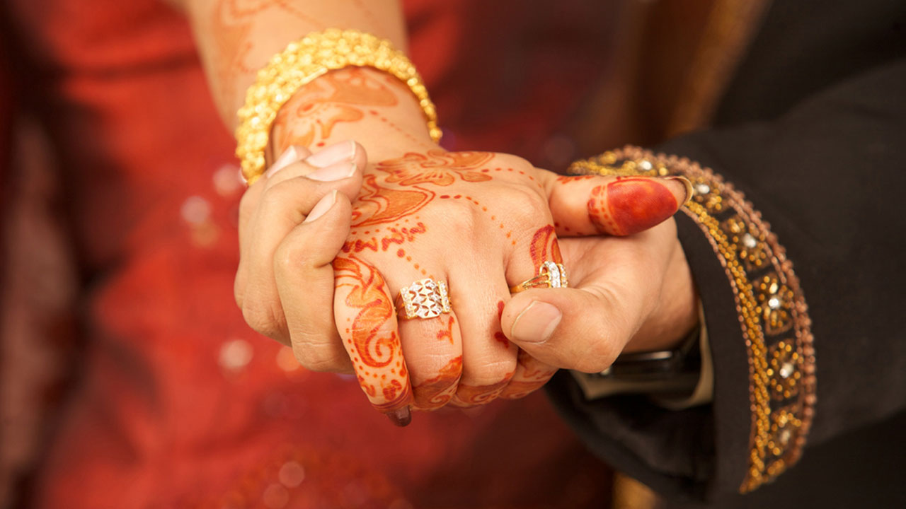 রাতে বিয়ে, সকালে স্বামীর টাকা-স্বর্ণালংকার নিয়ে পালালেন নববধূ