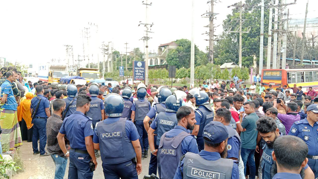 বকেয়া বেতনের দাবিতে ঢাকা-ময়মনসিংহ মহাসড়ক ২ ঘণ্টা অবরোধ
