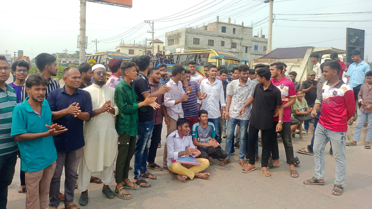 ত্রিশালে নজরুল জন্মজয়ন্তী জাতীয়ভাবে পালনের দাবিতে মহাসড়ক অবরোধ