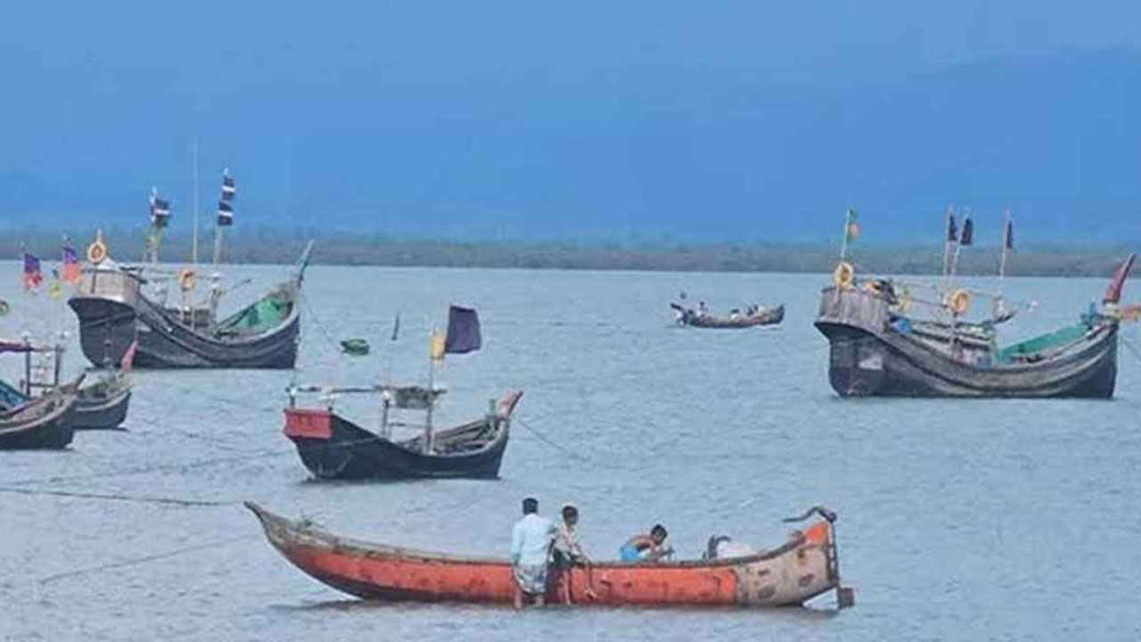নাফ নদী থেকে ৪ জেলেকে ধরে নিয়ে গেল আরাকান আর্মি