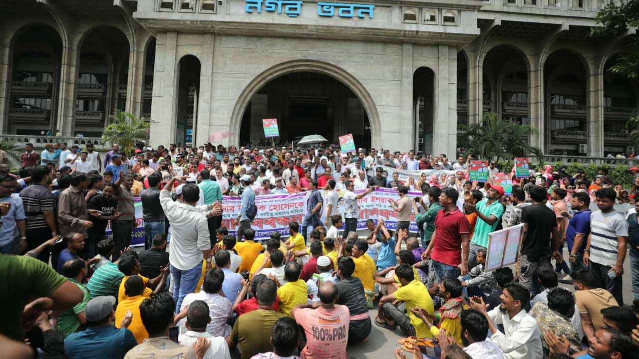 ইশরাককে মেয়রের দায়িত্ব বুঝিয়ে দেওয়ার দাবিতে নগরভবনের সামনে বিক্ষোভ