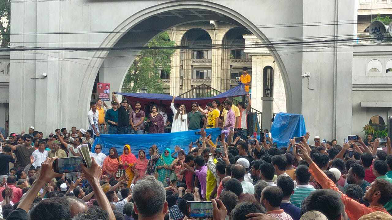 গানে, স্লোগানে চলছে ব্লকেড