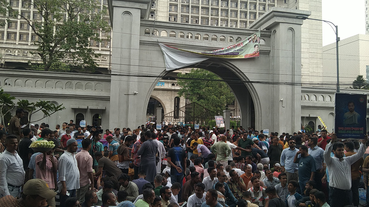 ইশরাককে মেয়র পদে বসানোর দাবিতে নগর ভবনে শ্রমিক-কর্মচারীদের তালা