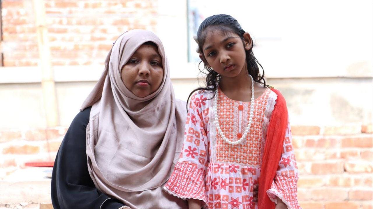 বাধা ডিঙিয়ে নাহিদা এখন সন্তানের ‘সাহসী’ আশ্রয়