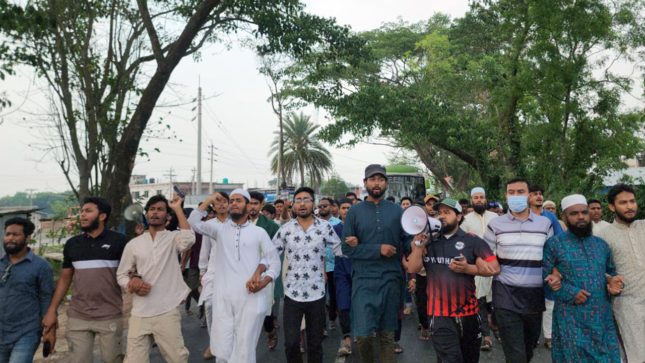 নড়াইলে আ.লীগ নিষিদ্ধের দাবিতে ছাত্র-জনতার বিক্ষোভ