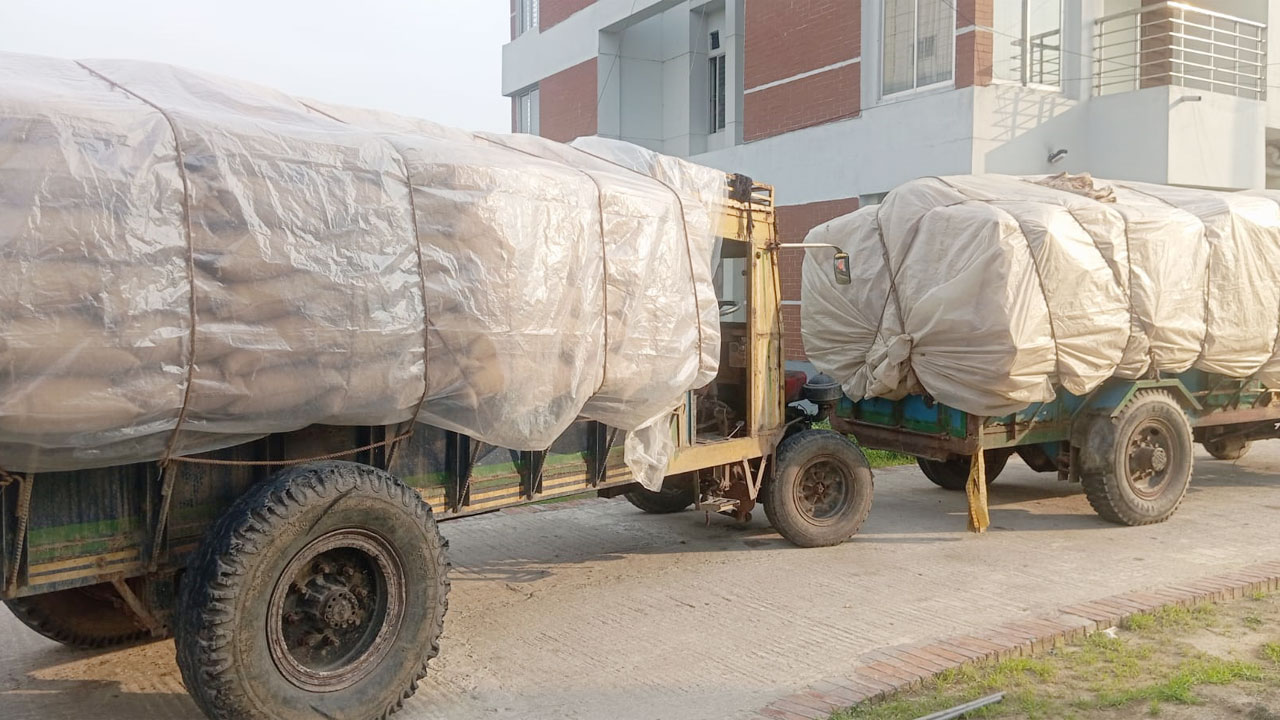 নাটোরে আ’লীগ নেতার ১৬ টন চাল জব্দ
