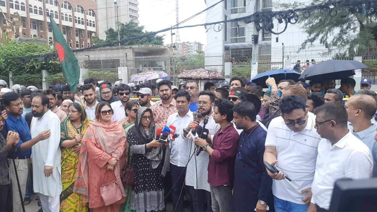 নির্বাচন কমিশনের সামনে বিক্ষোভ সমাবেশ করছে এনসিপি