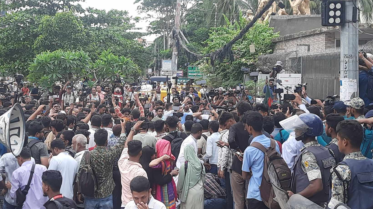 ব্যারিকেড ভেঙে ইসির মূল গেটের সামনে বিক্ষোভকারীরা