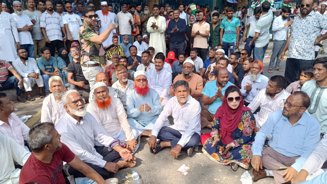 নগর ভবনের সামনের সড়ক আটকে ইশরাক সমর্থকদের বিক্ষোভ