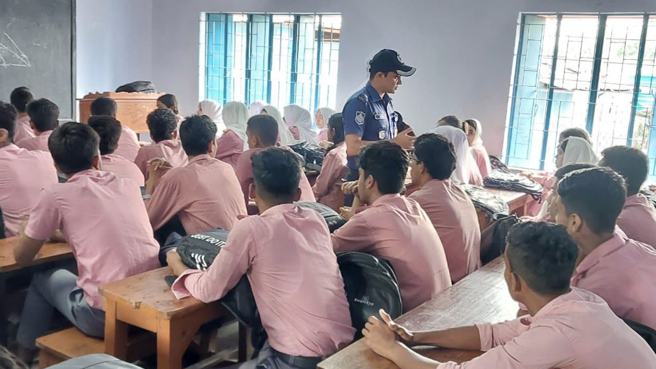 ক্লাস নিলেন ওসি, বললেন— ভয় পেও না, আমাকে ফোন দিও