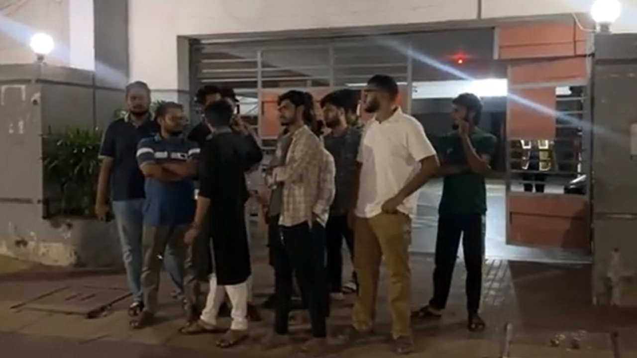 হাক্কানী পাবলিশার্সের চেয়ারম্যানের বাসায় ঢোকার চেষ্টা লোকজনের