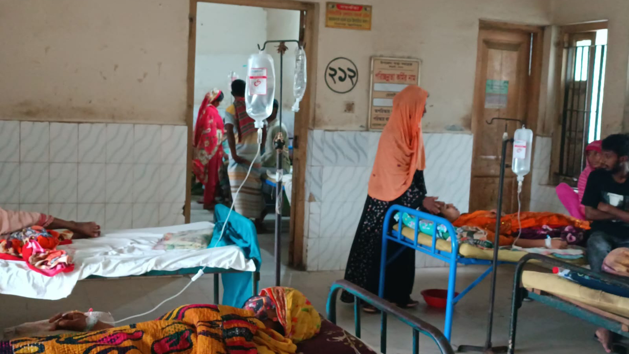 ঈশ্বরদীতে শতাধিক ইপিজেড শ্রমিক হঠাৎ ডায়রিয়া আক্রান্ত হয়ে হাসপাতালে ভর্তি