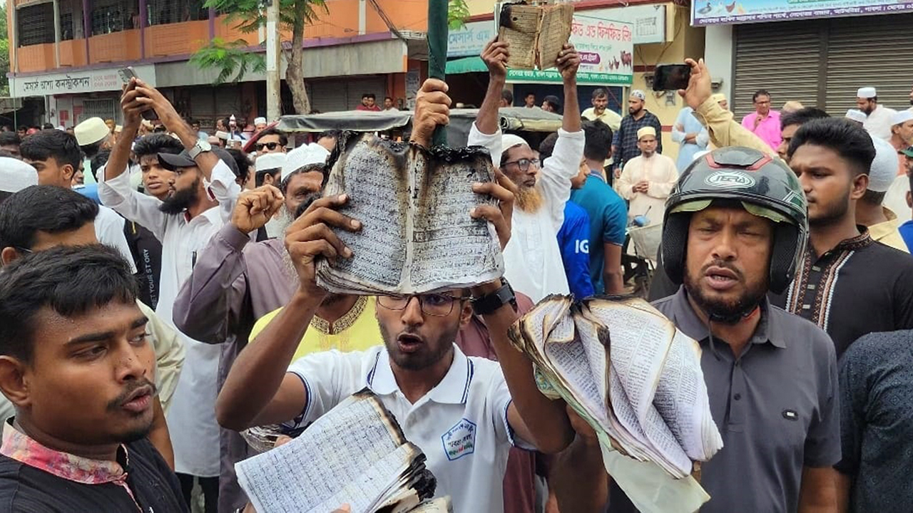 পাবনায় জামায়াতের অফিসে আগুন, পোড়া কোরআন নিয়ে বিক্ষোভ