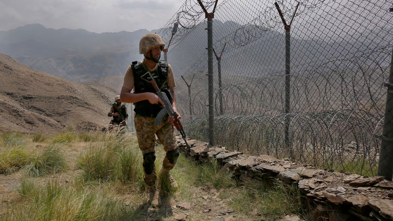 রাতের আঁধারে ভারত-পাকিস্তানের সেনাদের মধ্যে ব্যাপক গোলাগুলি