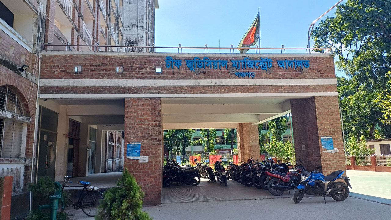 স্কুলছাত্রীকে ধর্ষণের দায়ে প্রেমিকসহ ছয়জনের যাবজ্জীবন