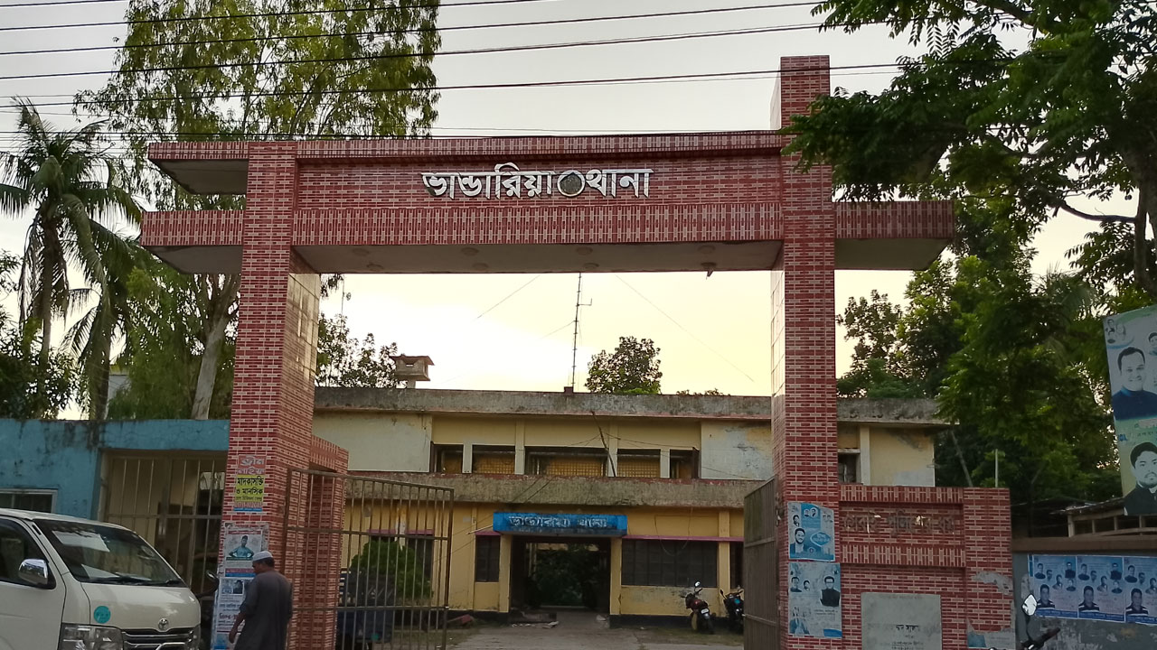 পুলিশভ্যান থেকে ছাত্রদল নেতাকে ছিনিয়ে নিলেন শ্রমিক দল নেতা