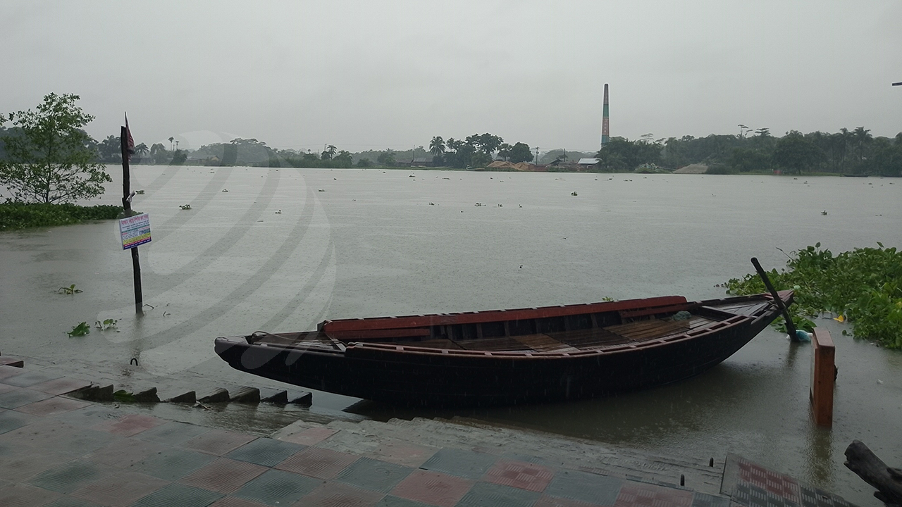 ‎পিরোজপুরে দুই নদীর পানি বিপদসীমার ওপরে, আতঙ্কে নদীতীরের মানুষ