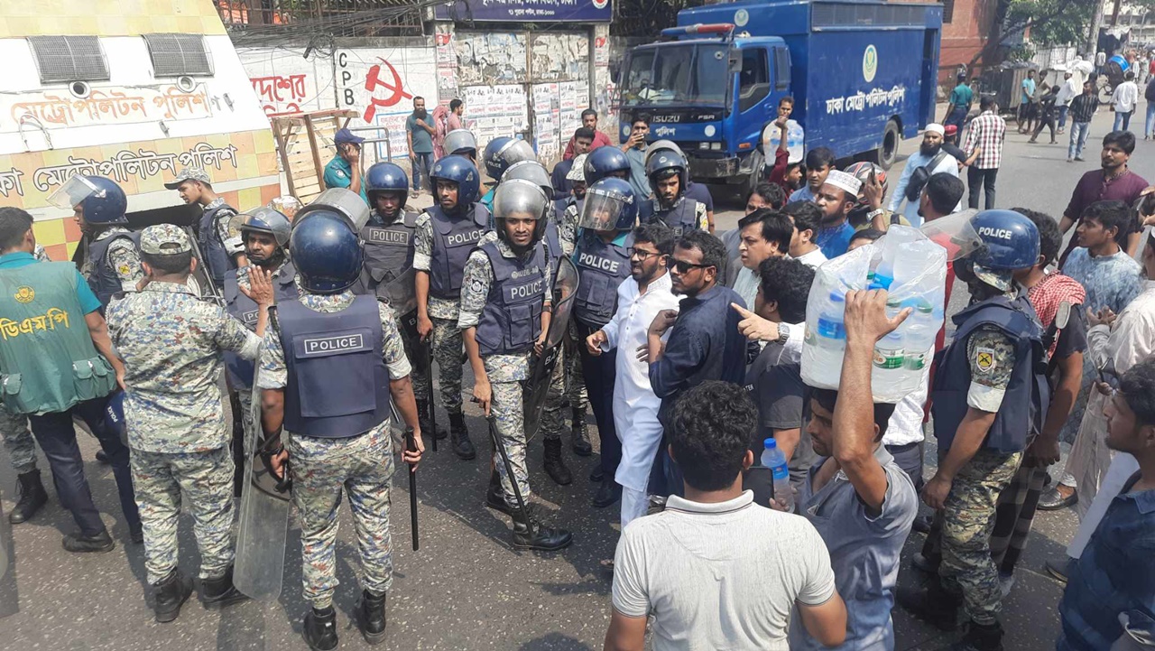 পুলিশের বাধা উপেক্ষা করে গণঅধিকার পরিষদের মিছিল