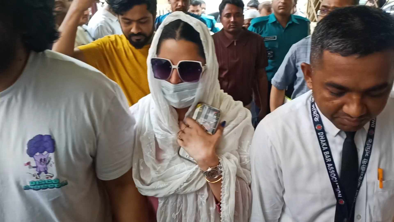 শ্লীলতাহানির মামলায় আদালতে পরীমণি : জেরা করবেন আসামিপক্ষ