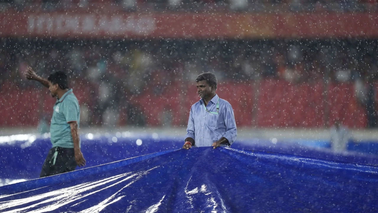 বৃষ্টিতে ম্যাচ ভেসে গেলে কী আছে দিল্লির ভাগ্যে