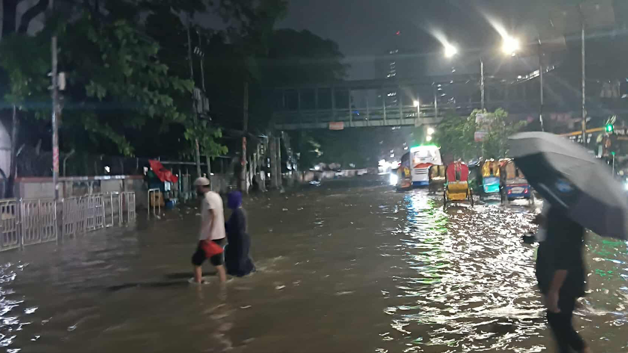 শহরজুড়ে জলাবদ্ধতা, তীব্র ভোগান্তিতে মানুষ