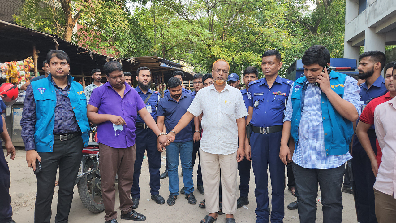 রাজবাড়ী বিআরটিএ অফিসের মধ্যে দালালদের জন্য ছিল আলাদা রুম