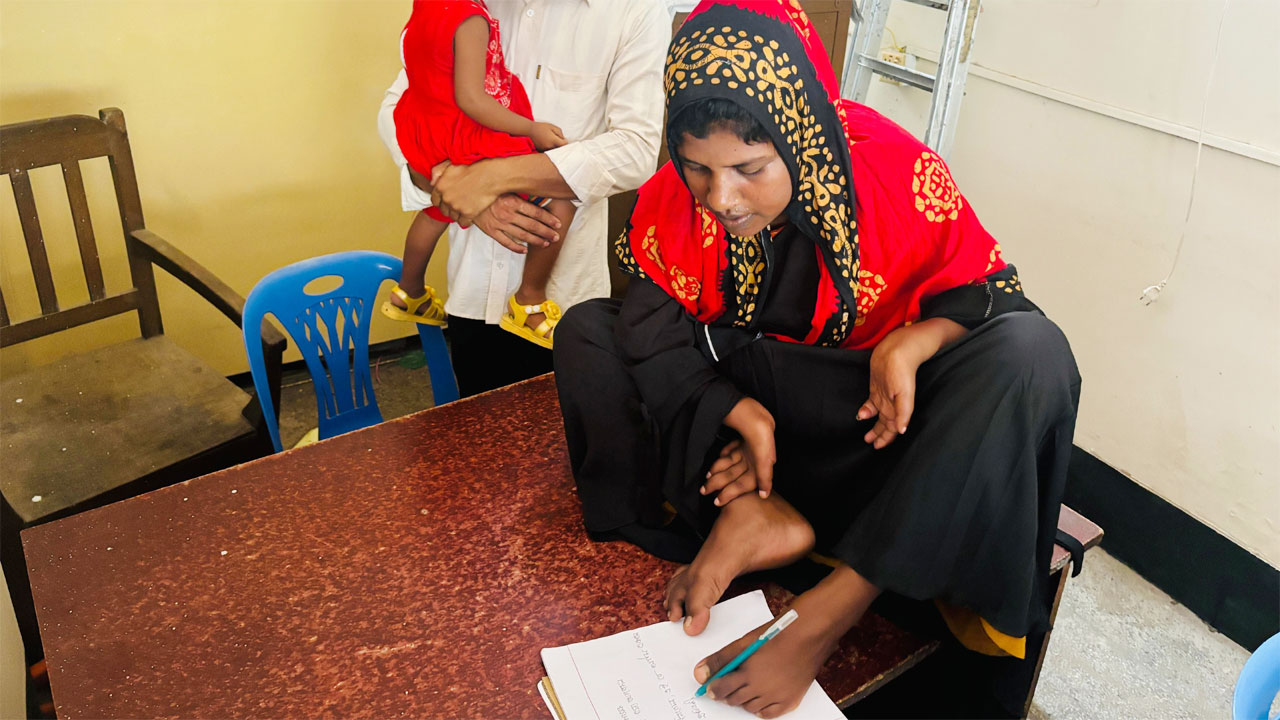 পায়ে লিখে স্নাতক পাস, রাজিয়ার আকুতি শুধু একটা কাজ চাই