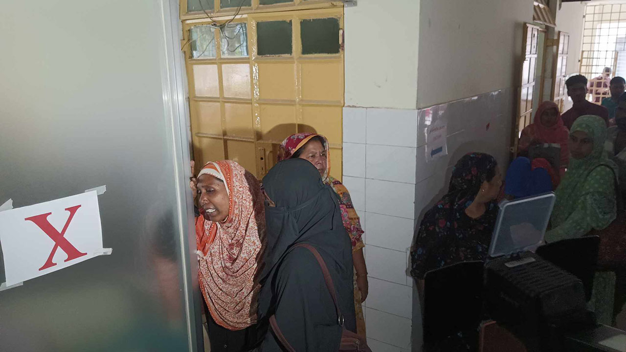 স্বামী মর্গে, মেয়ে আইসিইউতে, যন্ত্রণায় কাতরাচ্ছেন অন্তঃসত্ত্বা স্ত্রী