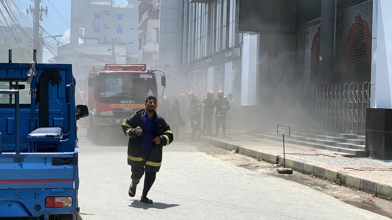 রাজশাহীতে সাবেক এমপির শপিং সেন্টারে আগুন