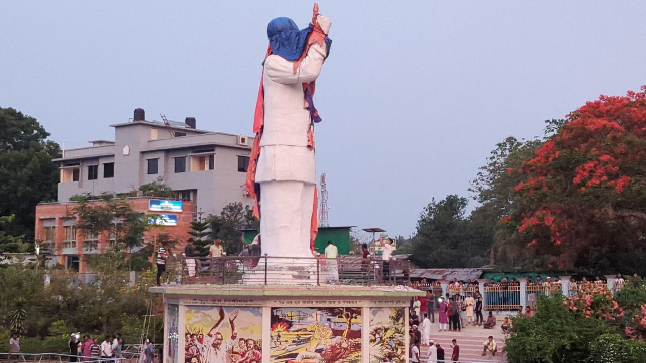 রাঙামাটিতে ভেঙে ফেলা হচ্ছে বঙ্গবন্ধুর ভাস্কর্য