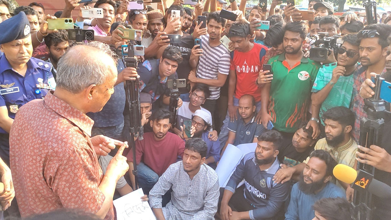 দিনাজপুরে শিক্ষার্থীদের তোপের মুখে স্বরাষ্ট্র উপদেষ্টা