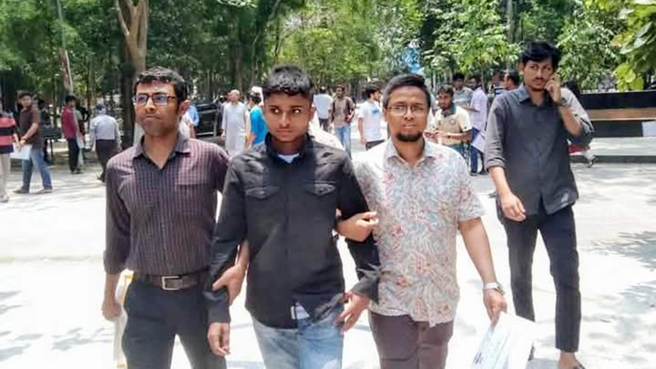 বেগম রোকেয়া বিশ্ববিদ্যালয়ে ভর্তি পরীক্ষায় প্রক্সি দিতে এসে আটক ১