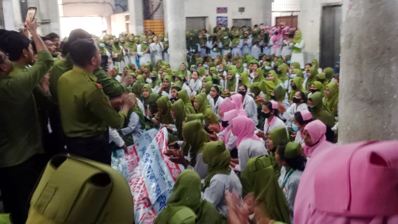 নার্সেস স্টেশন অবরুদ্ধ করে নার্সিং শিক্ষার্থীদের বিক্ষোভ