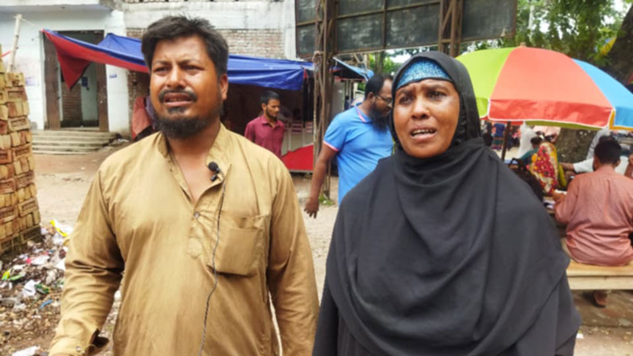 আদালত চত্বরে ভ্যান হারিয়ে দিশেহারা আনারুল-আরেফা দম্পতি