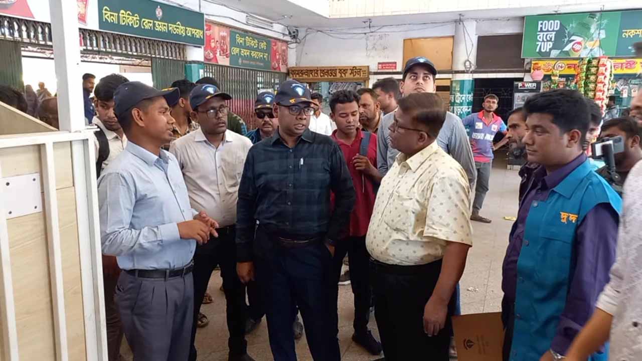 ঈদযাত্রা : রংপুর রেলওয়ে স্টেশনে দুদকের অভিযান