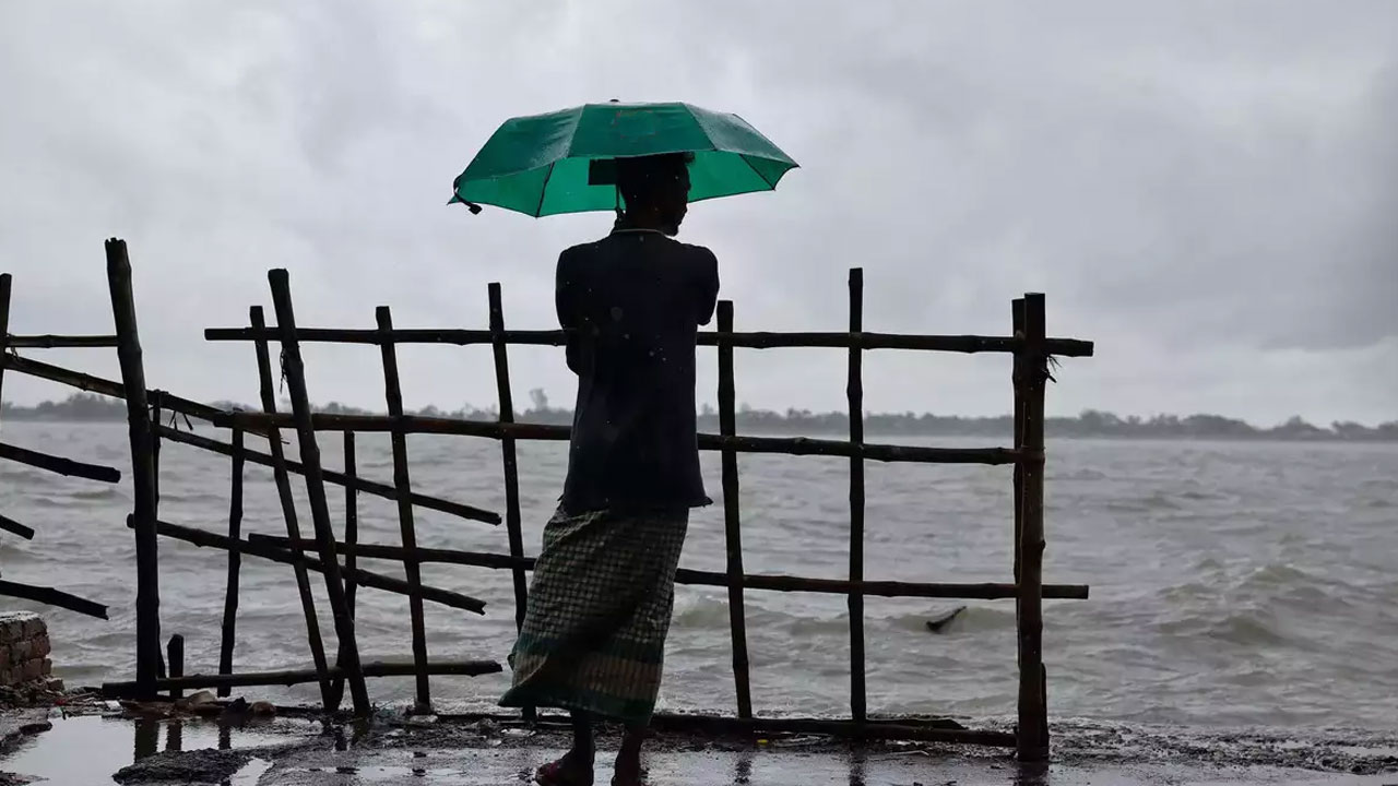 ৬ অঞ্চলের নদীবন্দরে ২ নম্বর নৌ হুঁশিয়ারি সংকেত