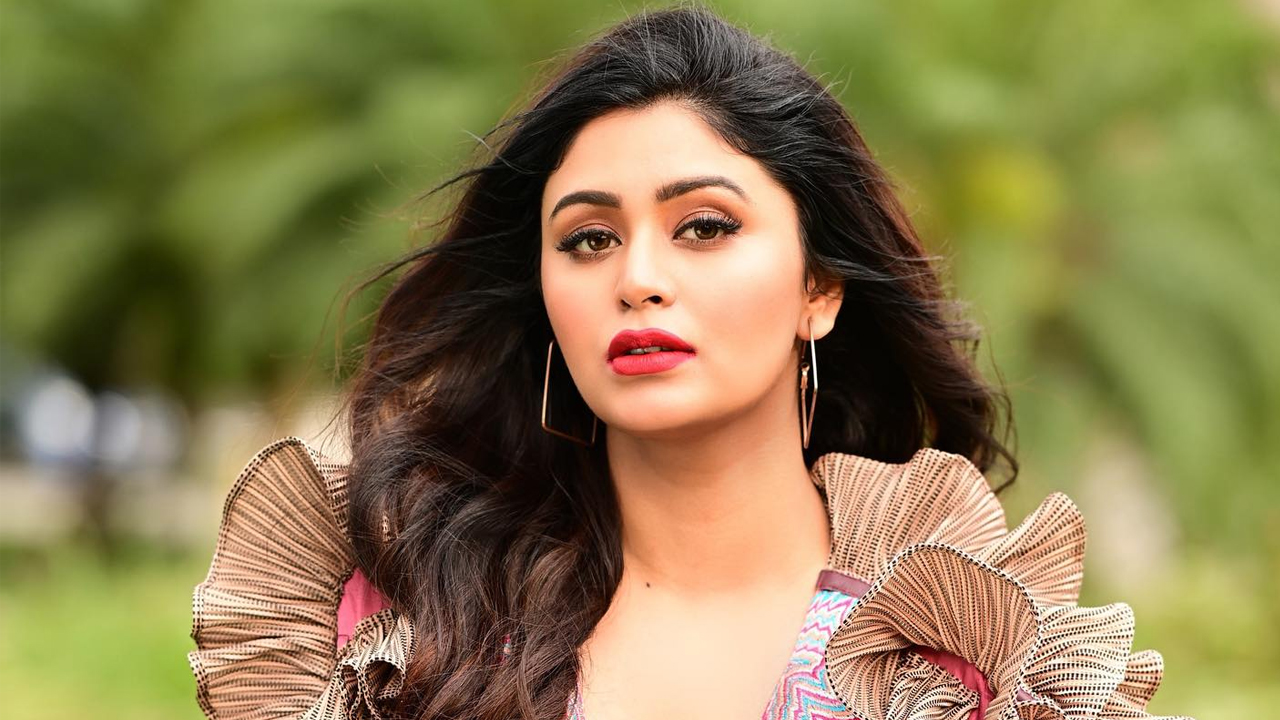 শ্বশুরবাড়িতে গিয়ে প্রতিবেশীকে দেখে চমকে গেলেন ঋতাভরী!