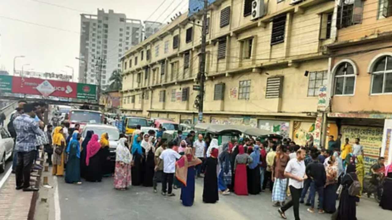 চট্টগ্রামে বকেয়া বেতনের দাবিতে শ্রমিকদের বিক্ষোভ