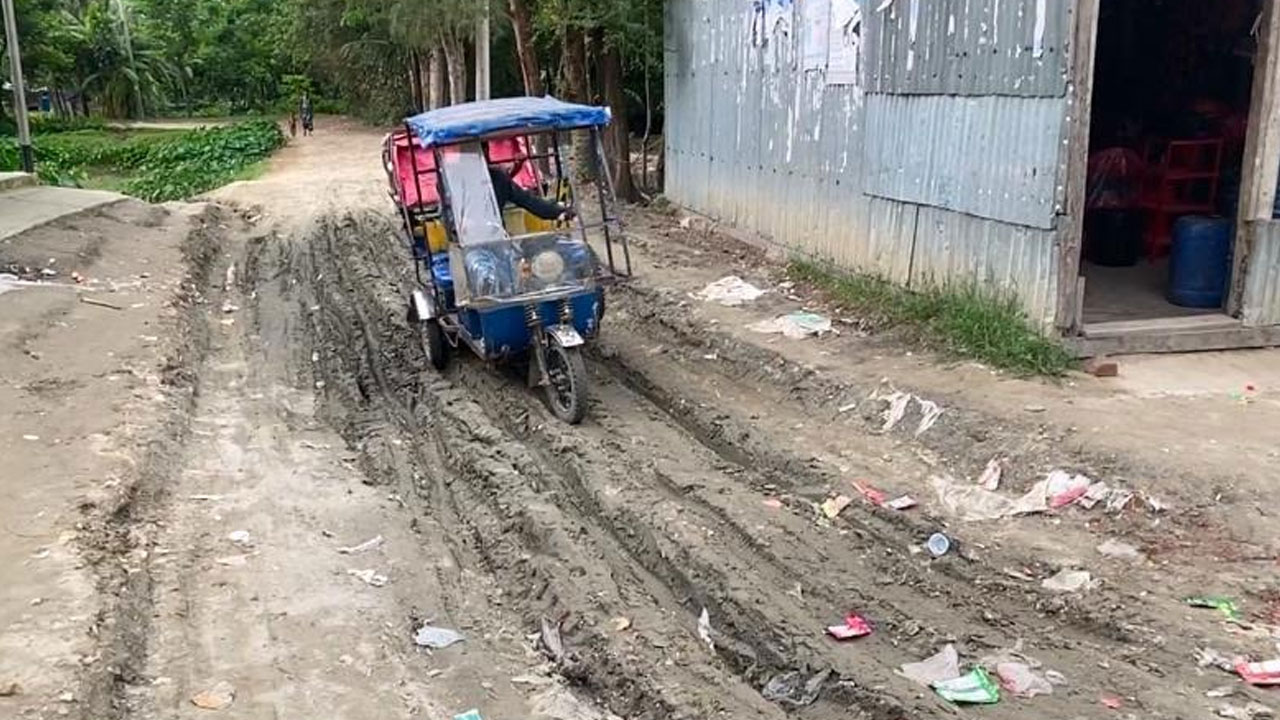 ২০ বছরেও পাকা হয়নি সড়ক, দুই গ্রামে লাগেনি উন্নয়নের ছোঁয়া