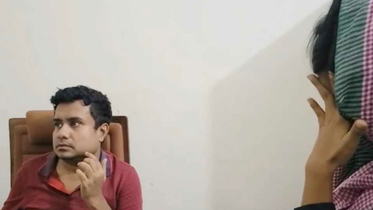 রাবিতে নিজ চেম্বারে ছাত্রীর সঙ্গে শিক্ষক, বরখাস্তের দাবি শিক্ষার্থীদের