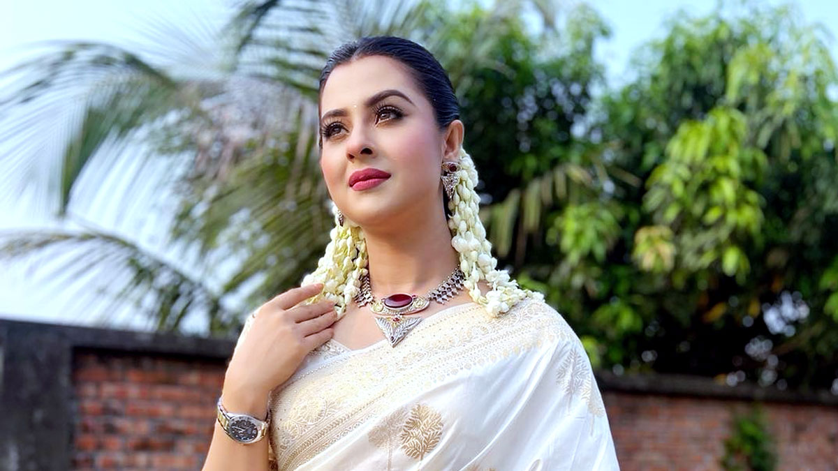 মা দিবসে শাকিবের মায়ের ছবি পোস্ট করে যা বললেন বুবলী