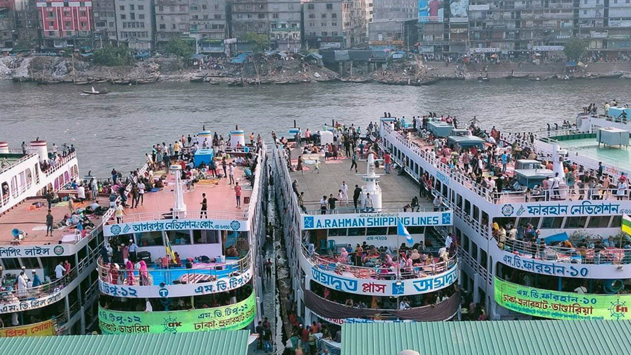বৈরী আবহাওয়ায় ঢাকা থেকে ৩ রুটের নৌযান চলাচল বন্ধ ঘোষণা