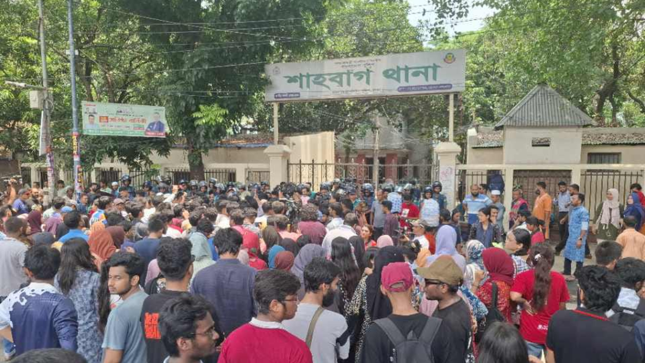 সাম্য হত্যার জড়িতদের গ্রেপ্তারের দাবিতে শাহবাগ থানা ঘেরাও