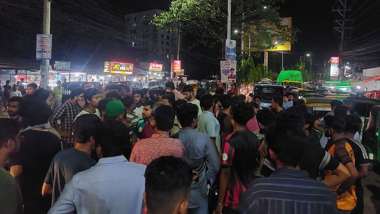 শাবি অধ্যাপককে মারধর, প্রতিবাদে সড়ক অবরোধ শিক্ষার্থীদের