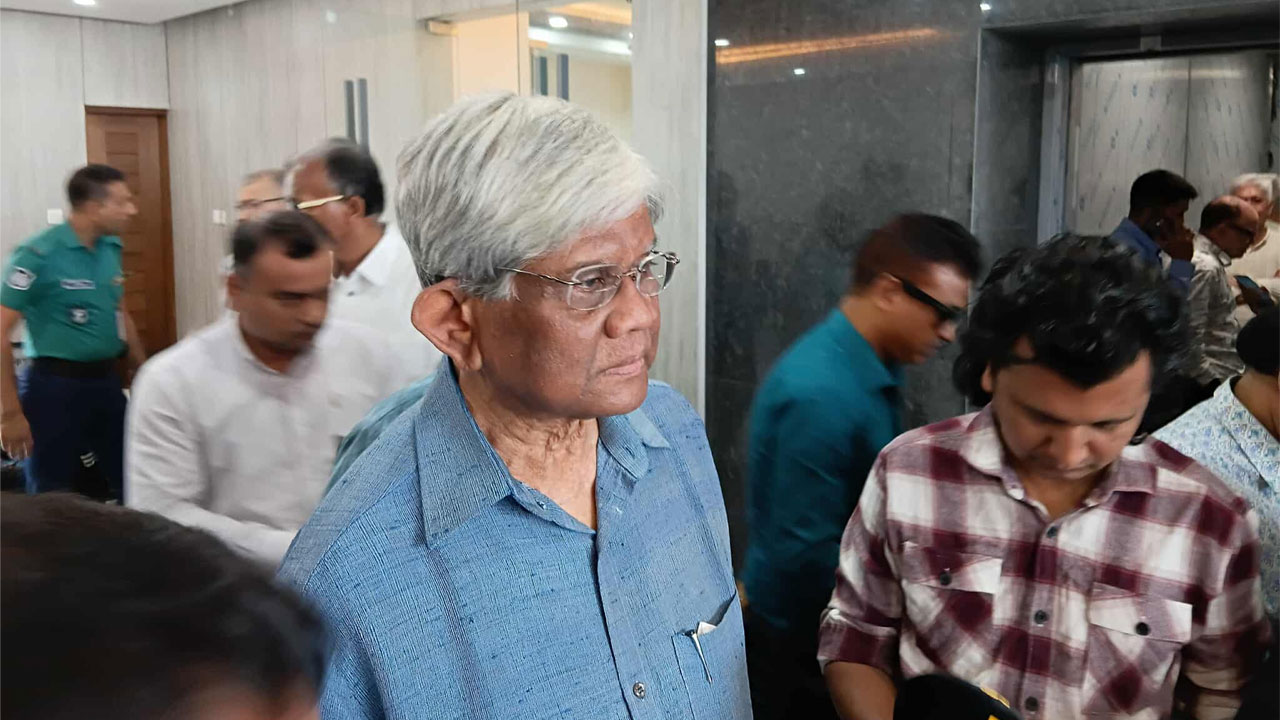 বিরাট একটা গ্যাপ নিয়ে বাজেট করব না : অর্থ উপদেষ্টা