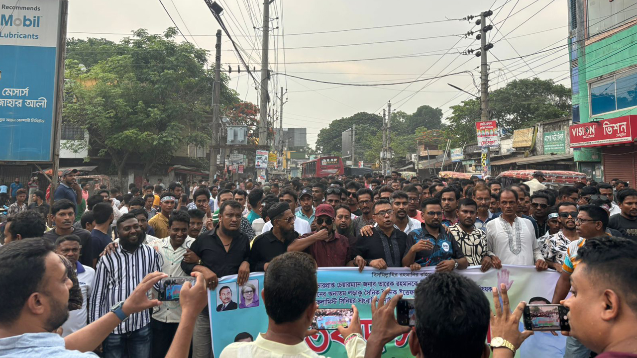 সাংবাদিক সাইদুরের প্রাণনাশের হুমকির প্রতিবাদে বিক্ষোভ মিছিল