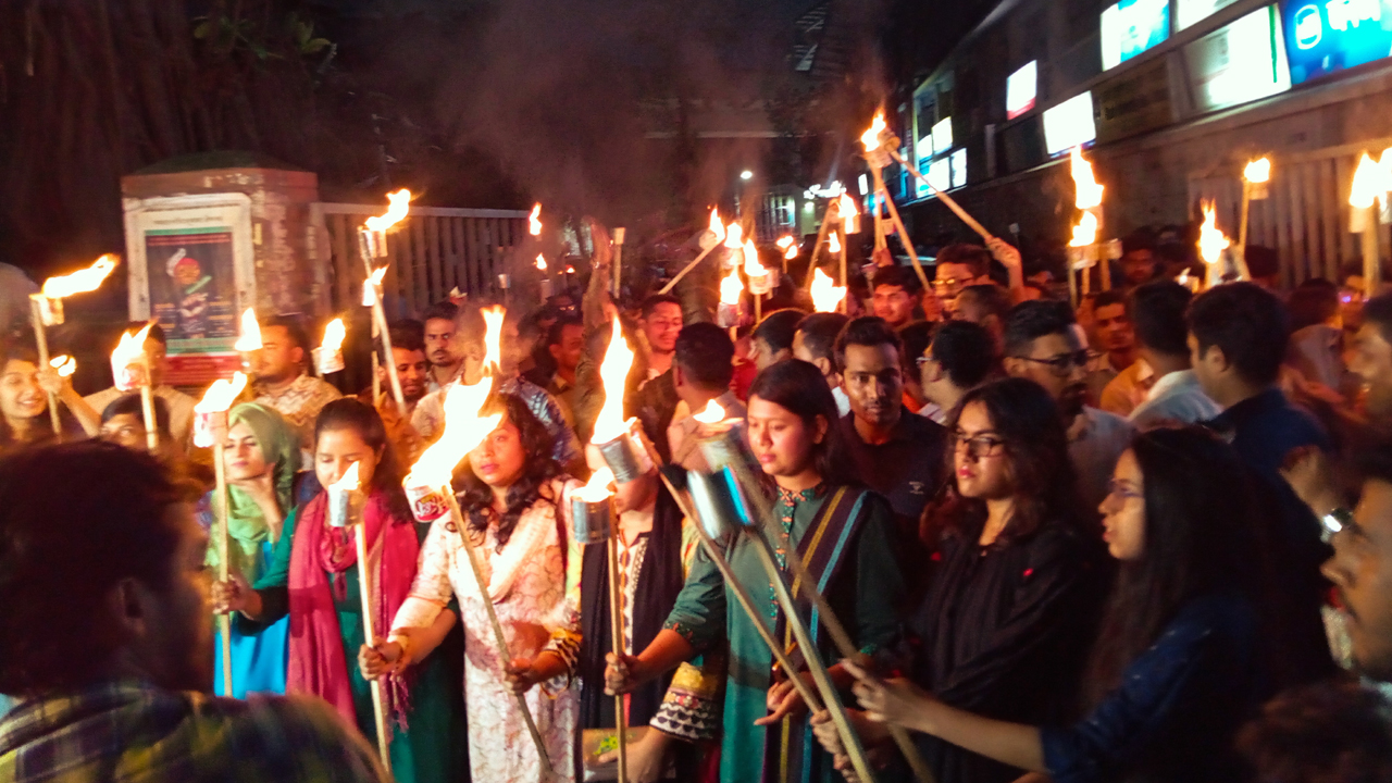সাম্য হত্যার বিচার দাবিতে ঢাবি ছাত্রদলের মশাল মিছিল